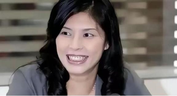 郑丽文太聪明了，主持人提问她去大陆打算先见谁？她回答：说实话，郑丽文跟其他人相比