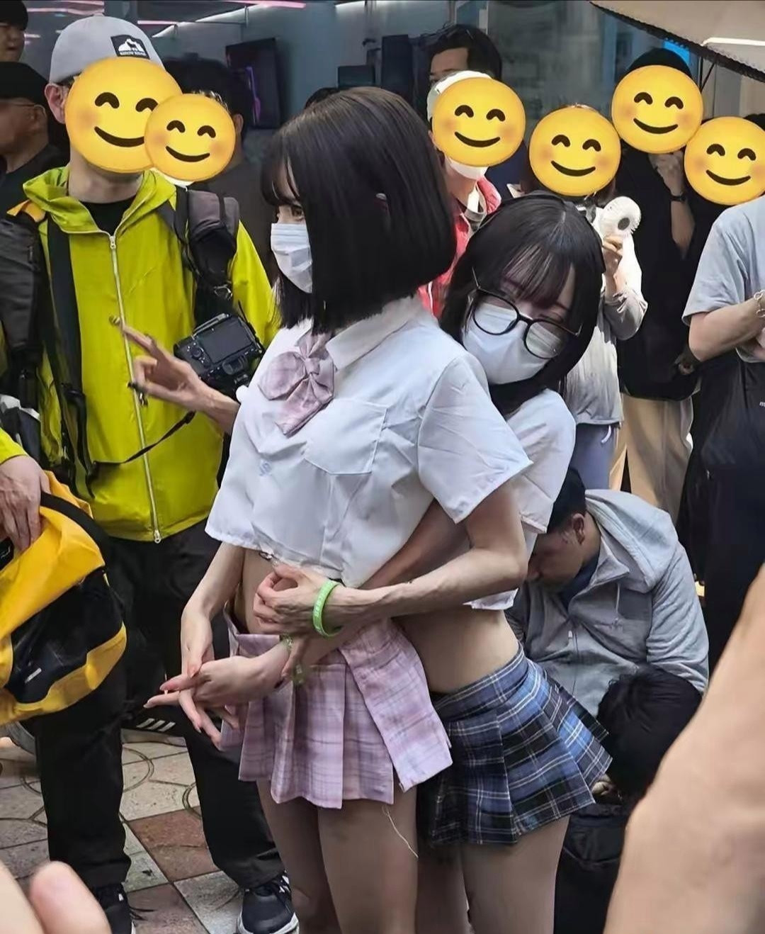 为什么她这么年轻，手上却布满了皱纹