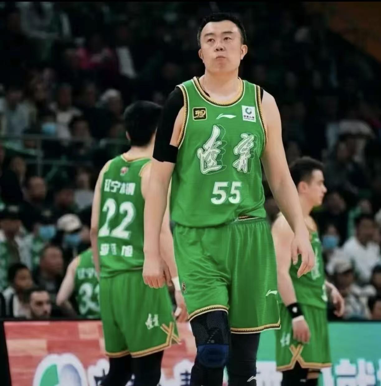就在前天晚上，辽宁男篮老队长韩德君边看辽宁打福建队的比赛边直播，当时，不少辽宁球