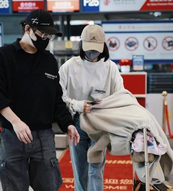 秦岚乘车回魏大勋家实锤，深夜一夜未出，彻底击碎分手传闻最近秦岚和魏大勋的分手传