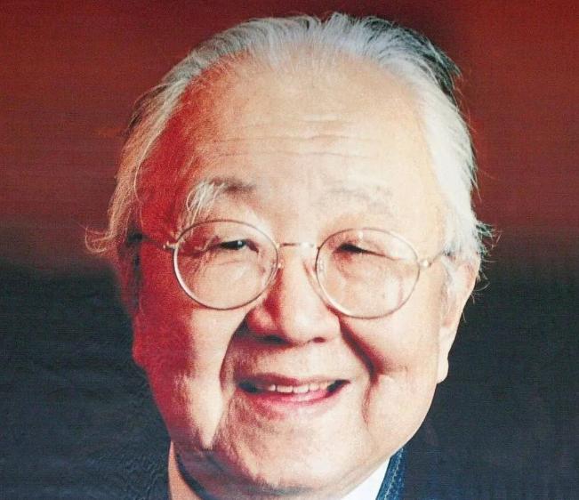 1975年，书画家启功的妻子不幸病逝，临终前，妻子对启功说：“我在后院藏了宝贝，