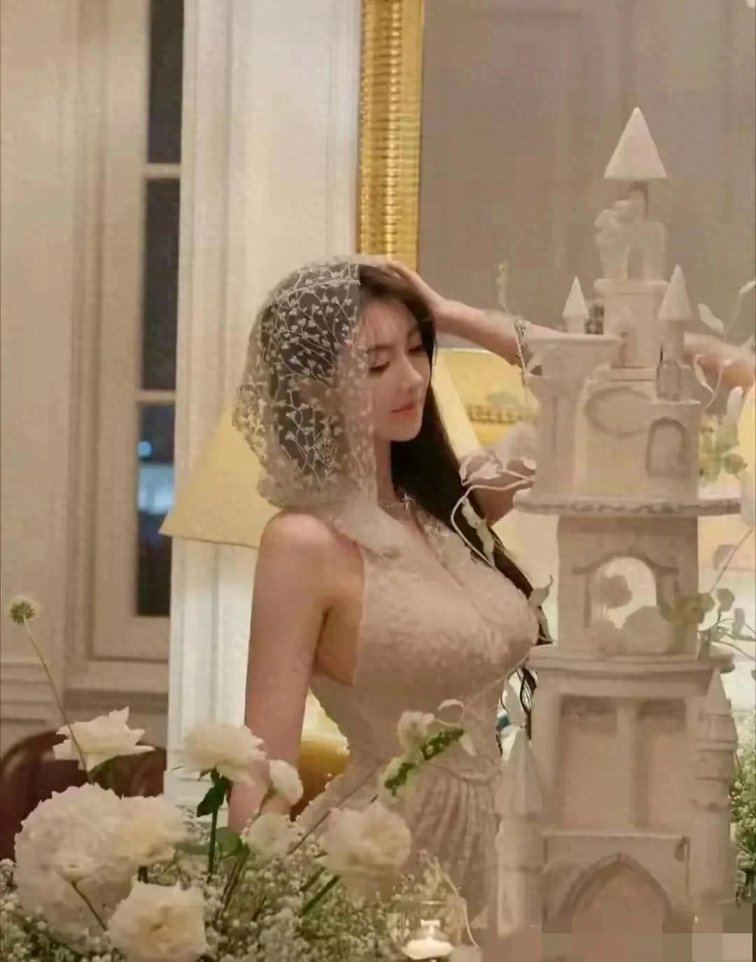 叶珂穿着这么大，这有点夸张？对比一下baby，突然就理解黄晓明！