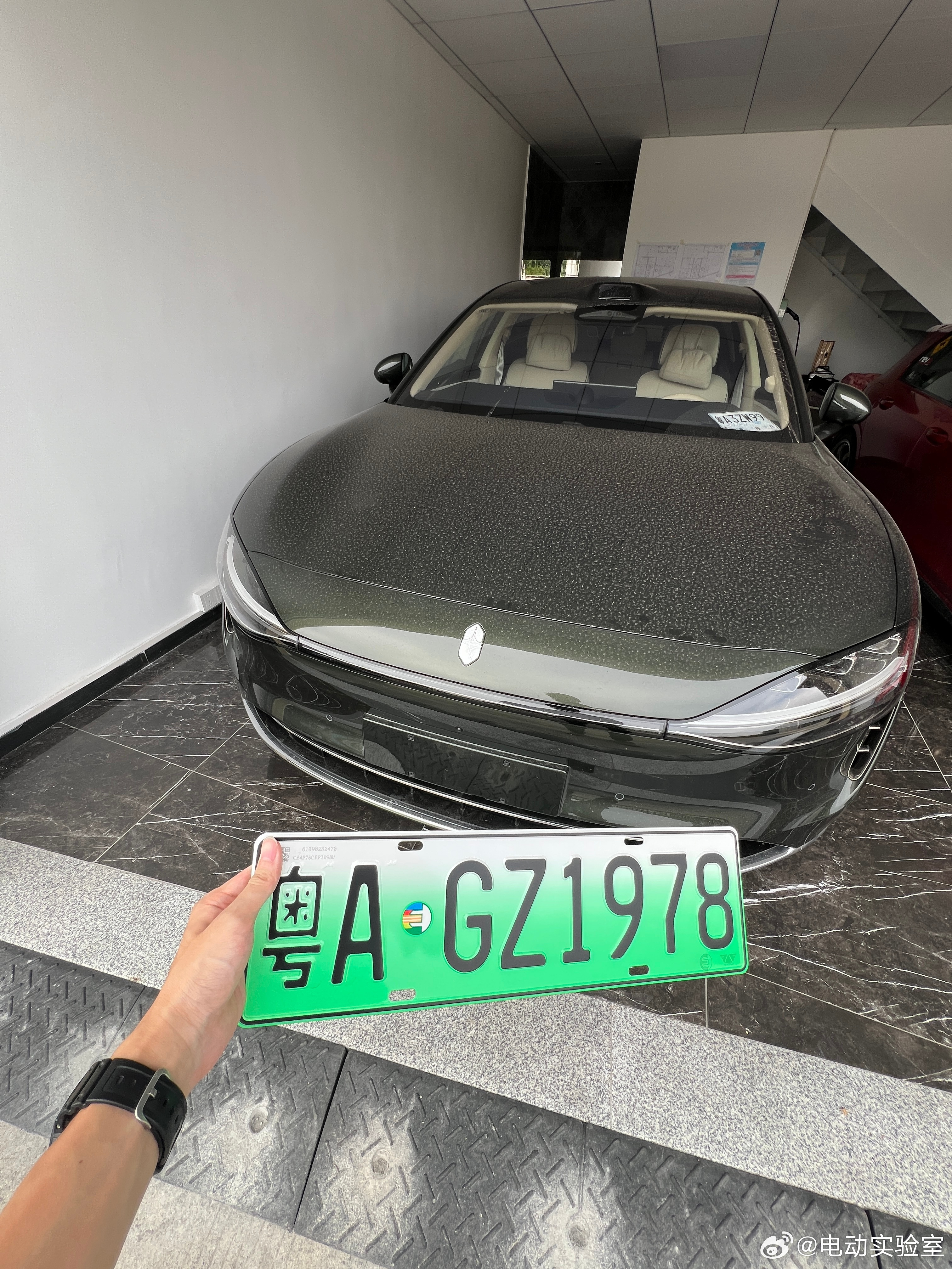 给我们的享界S9T上铁牌了！粤A+GZ（广州），无敌了！这里说一个上牌的“小技巧