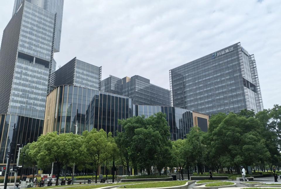 投资中国的上海，就是投资世界的未来6月20日，曹路科教园区地块拍出了上海新政后