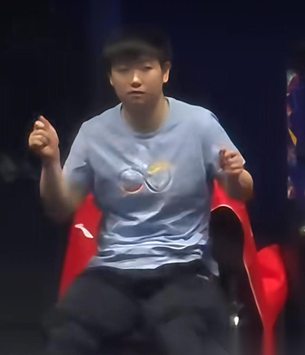 就问你们看过伦敦世锦赛决赛中莎莎曼昱的这个视频没？当曼昱和张本美和死磕时，场外的