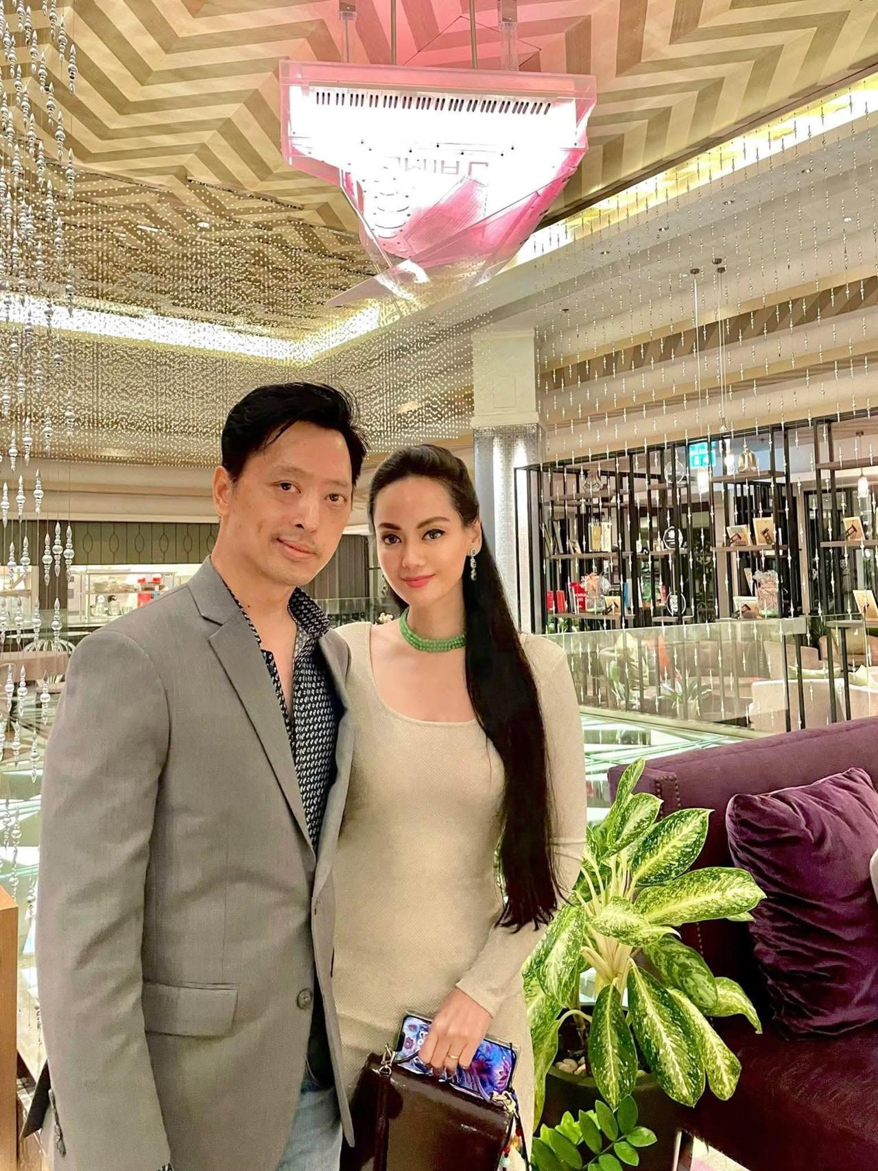 泰国三王子生活幸福，经常跟女友秀恩爱泰国王子被亲爹流放美国，口眼歪斜，活成了废