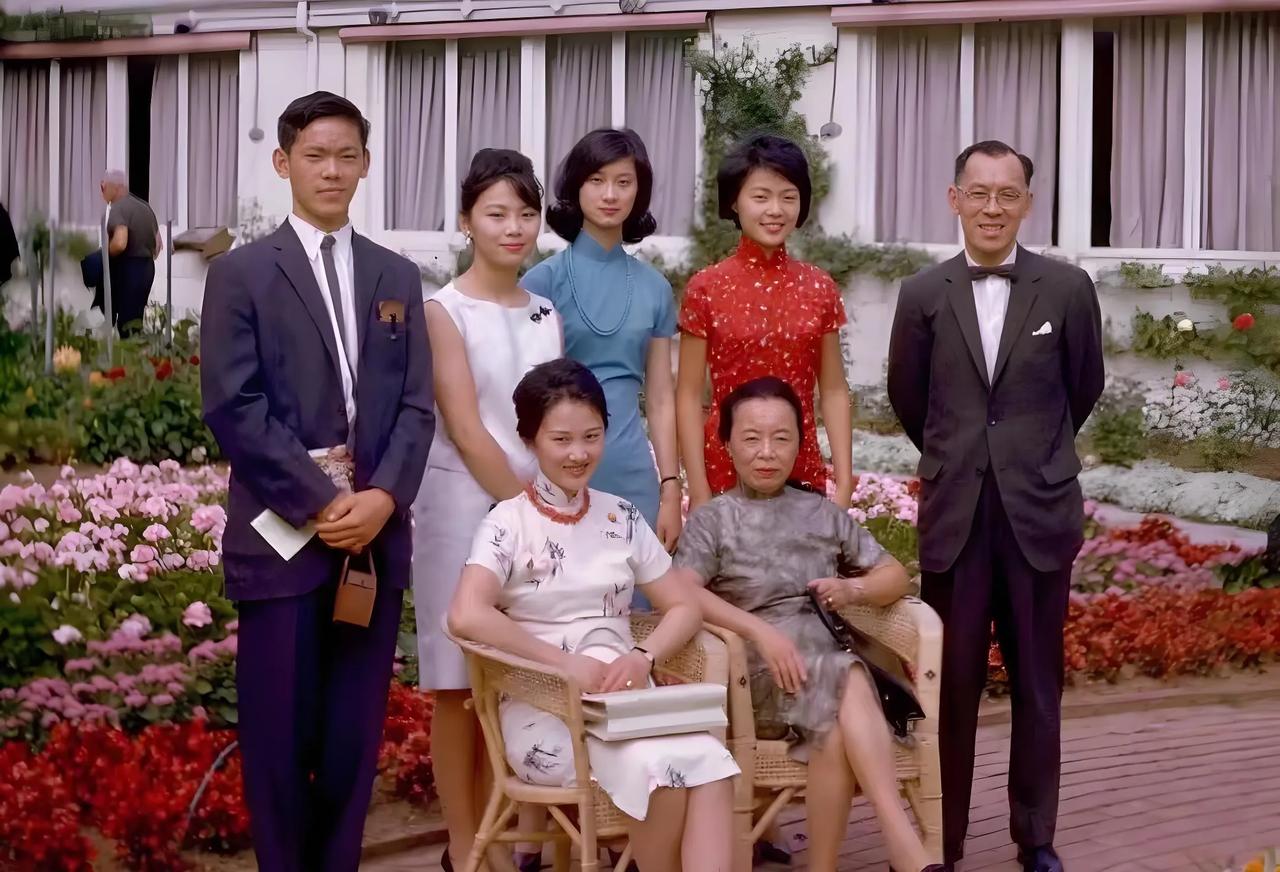 这是70年代，张幼仪在美国豪宅花园里拍下的全家福，与徐志摩不幸英年早逝相比，晚年