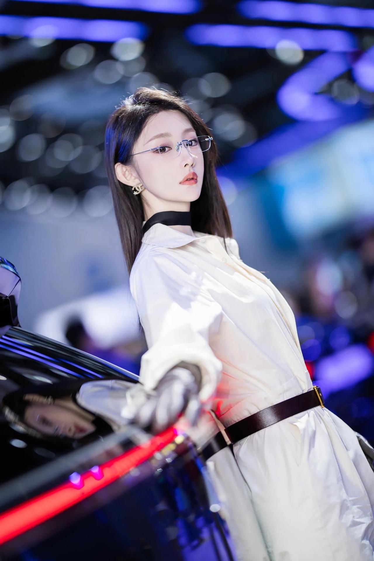 车模美图分享:戴眼镜的甜美，优雅美丽，温柔迷人车模高颜颜美女车模炫酷车模