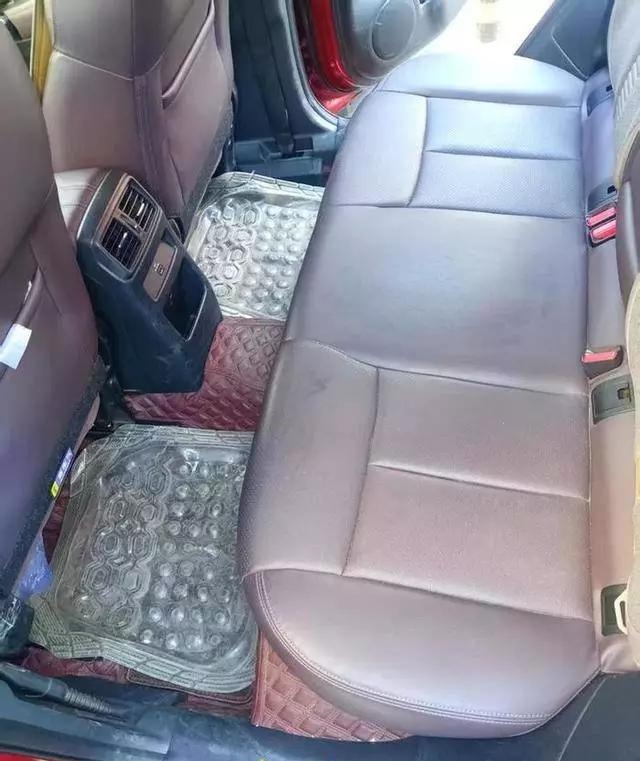 太炸裂！河北承德，一对网恋男女奔现，车内亲密互动、氛围暧昧，谁料男子中途前去购买