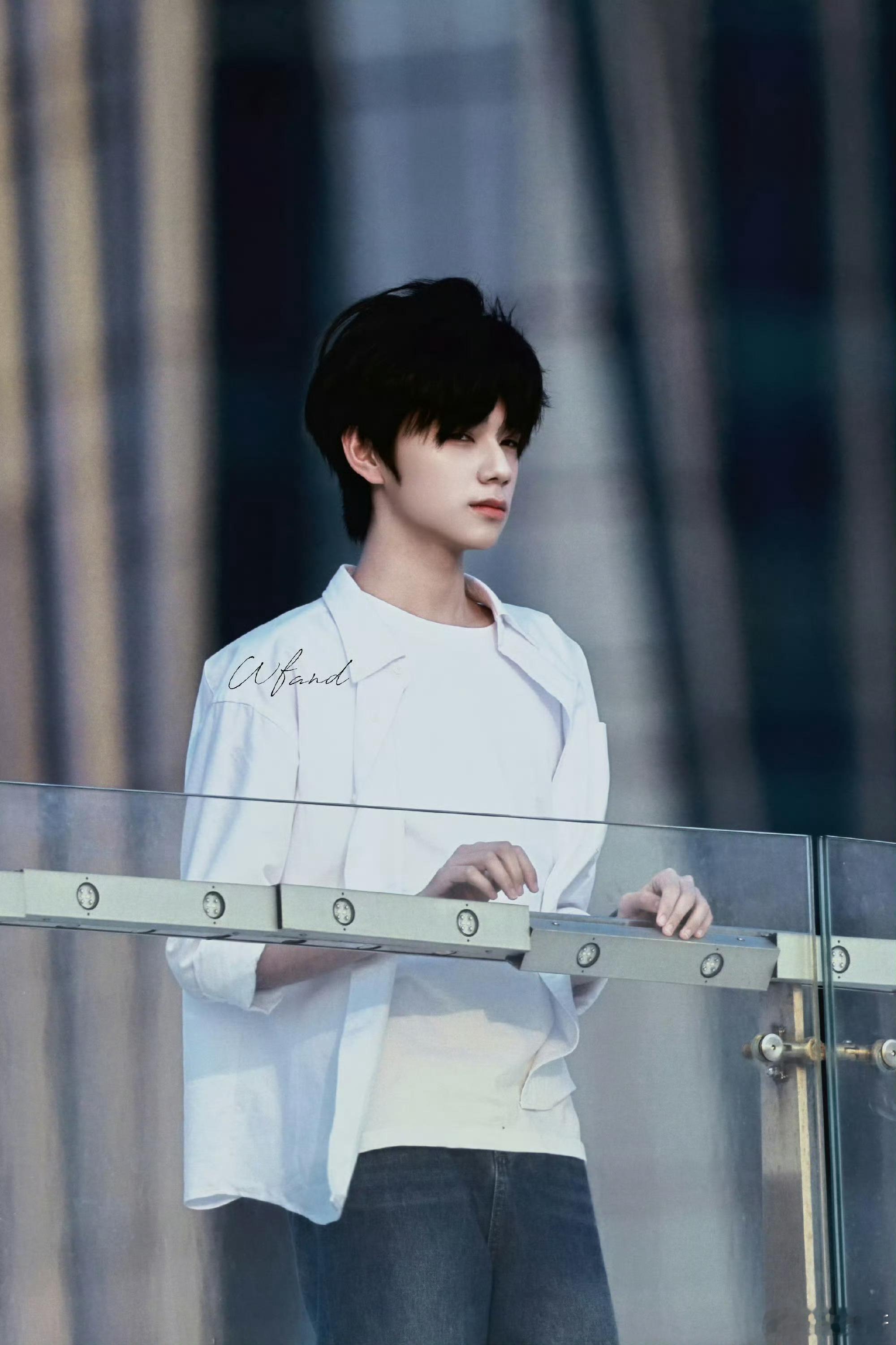 生图就很神了，稍微修一下简直跟漫画一样，不混楼，但是每次刷到都会被他的美貌惊艳到