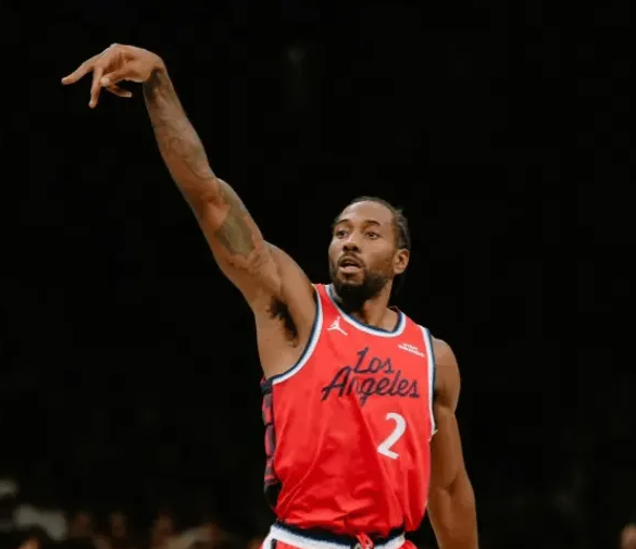 NBA常规赛快船121-105战胜篮网。据统计，这是小卡连续第19场比赛砍下2