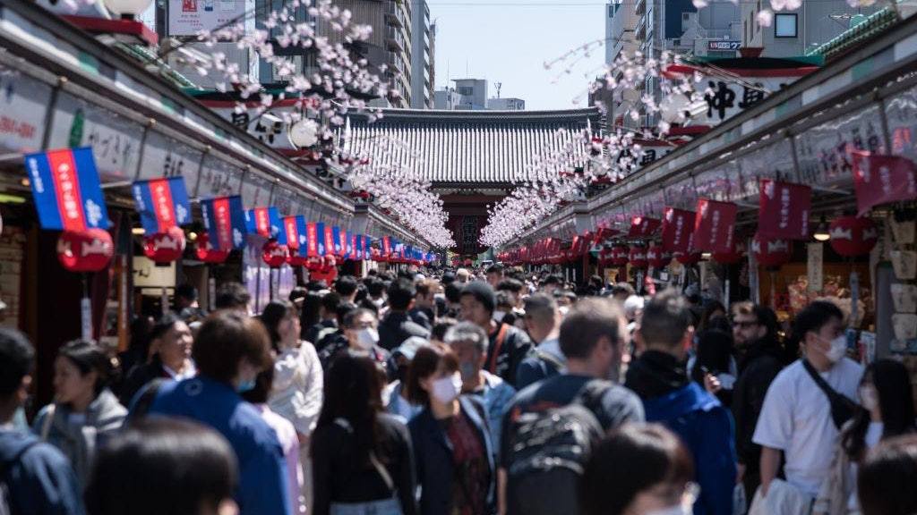 日本网络正批量生产仇恨。AI生成的反华视频成为新流量密码，平台招聘条件公然写明：