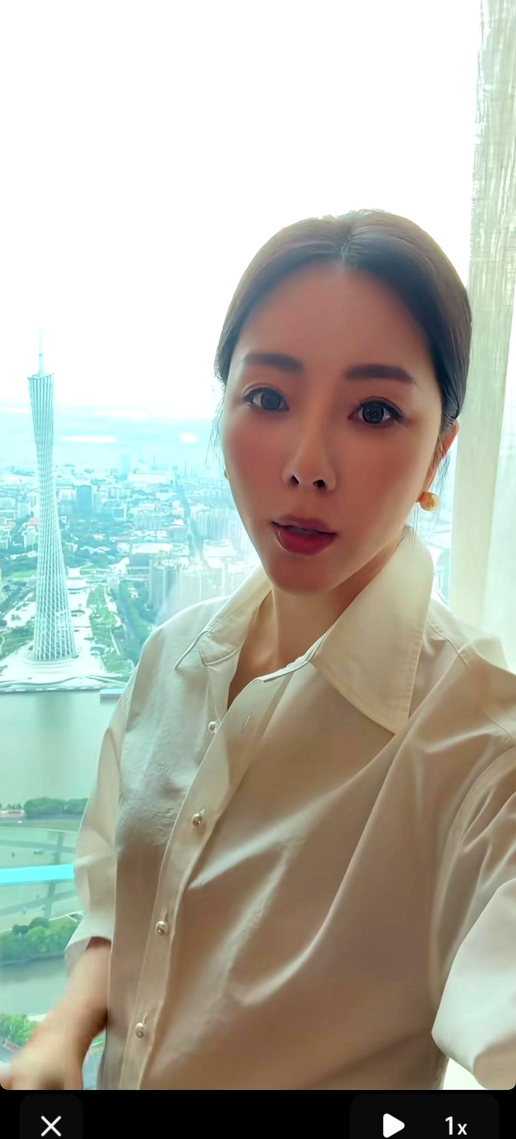 当一个在春晚连轴九年的面孔，忽然把镜头从央视大舞台挪到手机小屏时，许多人急着贴标