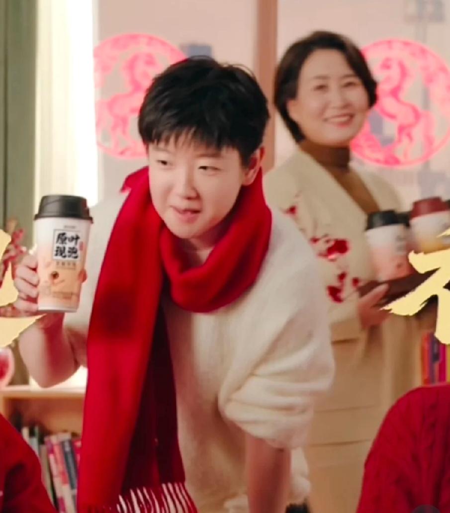 孙颖莎的新年喜庆感拉满啦香飘飘镜头下的莎莎也太萌了吧！红围巾配白色毛衣年味