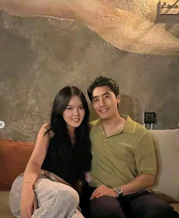 那小子终于出现了，李咏的女儿恋爱了，看到她和男朋友的合影，自然就想起了李咏曾经在