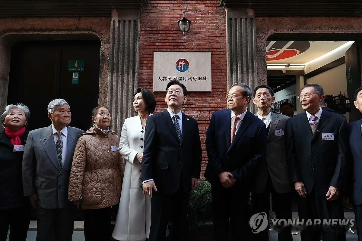 豁！“老李”这照片是怎么拍出来的？看着这么别扭呢？脖子不酸吗？[捂脸哭]李在