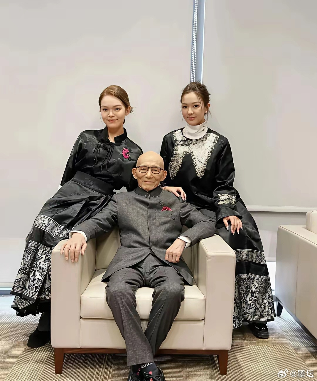 游本昌和他的两个孙女！​​​