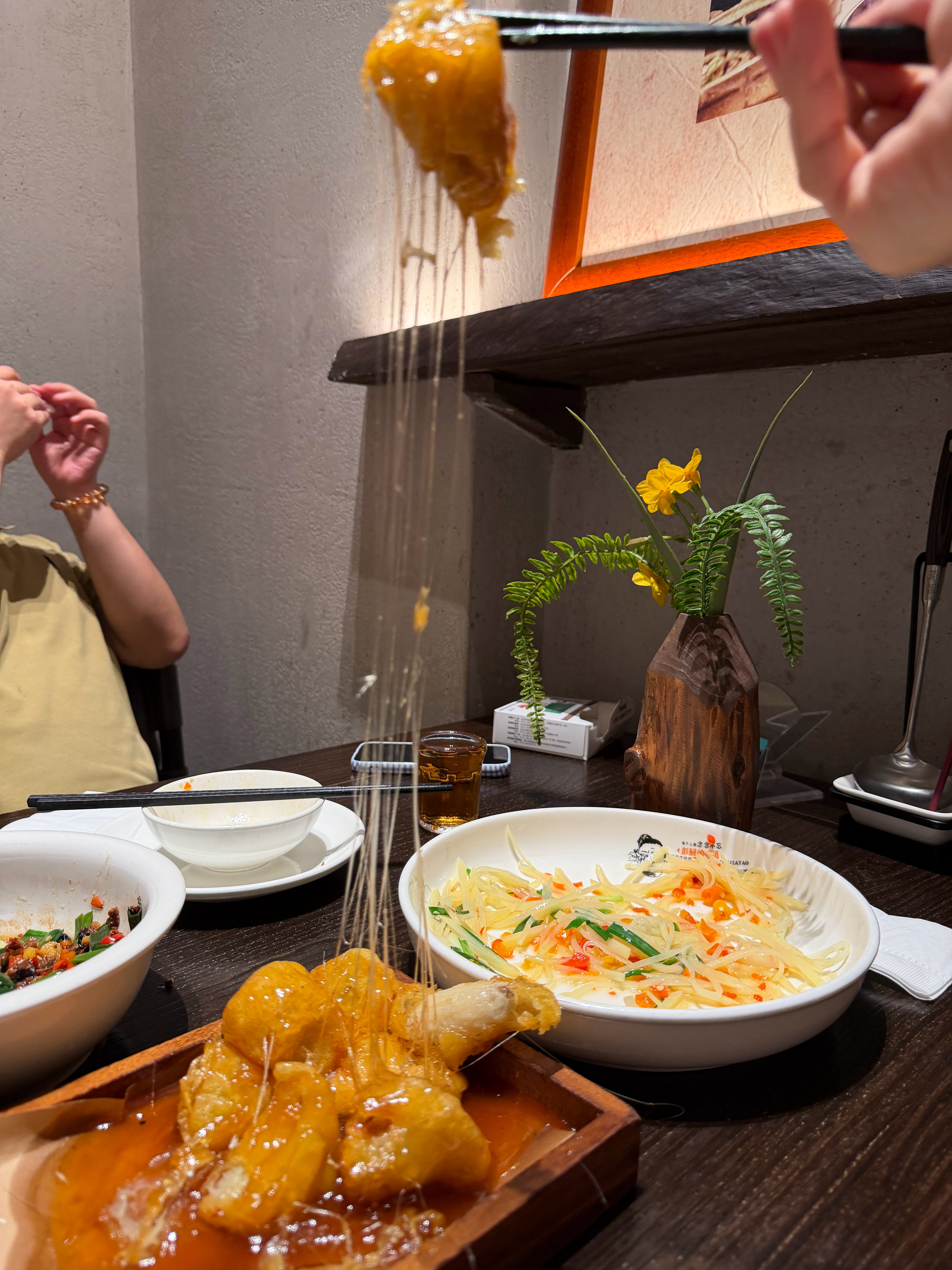 本地人推荐的一家湘菜馆果真不错！肉汤泡饭我吃了四碗妈呀碳水快乐了小炒黄牛肉