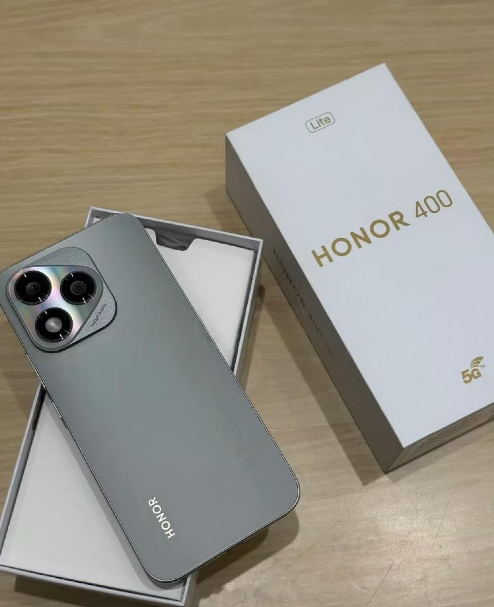 在网上冲浪刷到了荣耀海外版HONOR400Lite真机图，国内的400系列