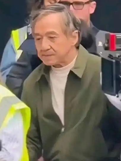 71岁成龙回应“龙叔老了”71岁的成龙发视频回应自己衰老一事：“谢谢你们还记得