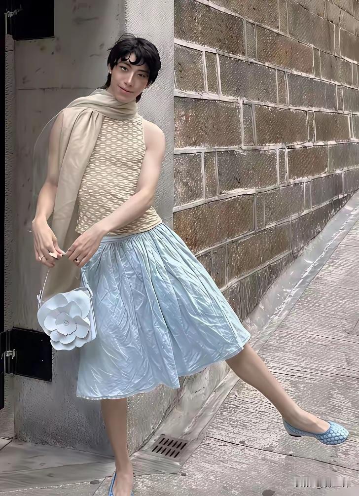 啥意思？这是基因突变了吗？要不然如此玉树临风的庾澄庆怎么能生出这样儿子？无论是形