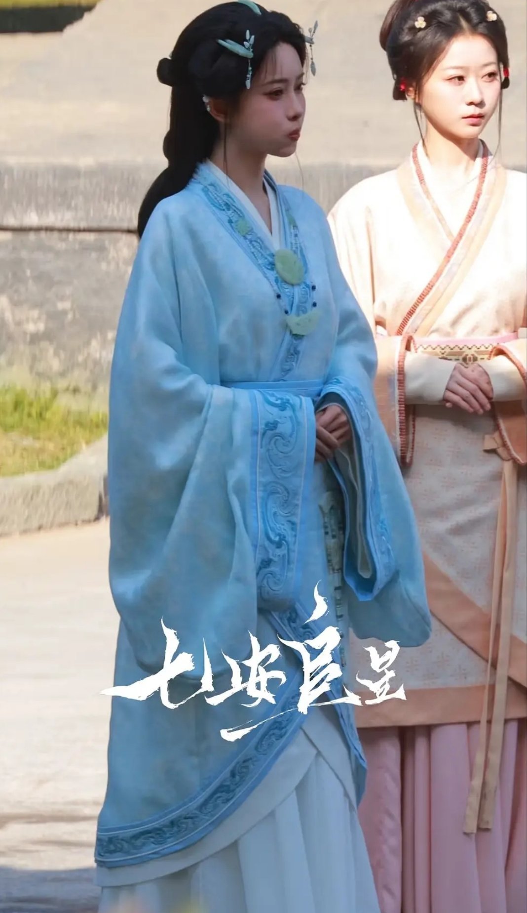 孟子义身边的丫鬟颜值都这么能打，换个人说不定真会被配角抢了风头，也就她能稳稳压住