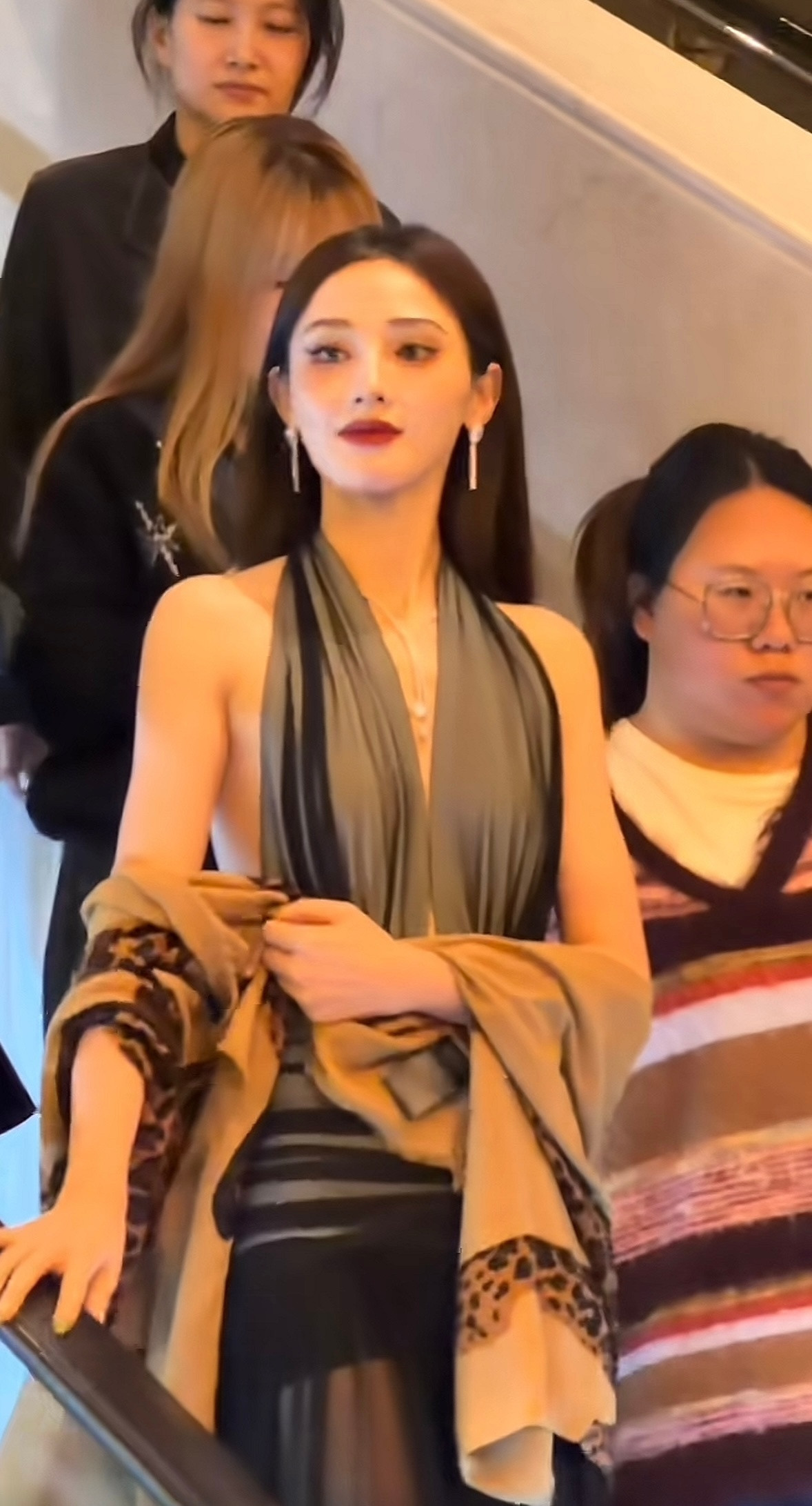 彭小苒红气养人红气养人，彭小苒昨天两套造型都好美，生图也是好漂亮的女明星！