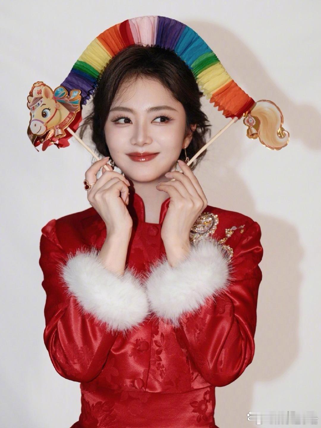 春节女明星的战袍分享来了，人靠衣装马靠鞍，女明星的过年新衣和照片都好有韵味！