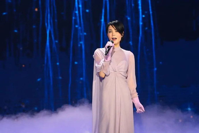 原唱回应被王菲选中过程【王菲6登春晚，演唱《你我经历的一刻》，原唱讲述被选中过程
