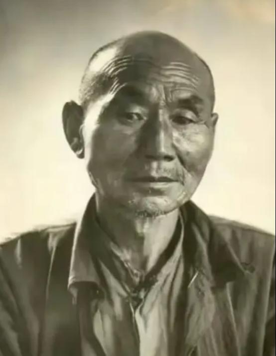 1937年，日军正在进行杀人比赛，17岁的左润德不甘心坐以待毙，只见他突然跃起，