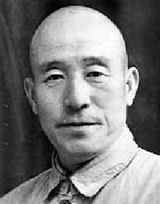 1948年12月，张家口战役后，我军给一名国军俘虏发了两块大洋，让他回家当伙夫，