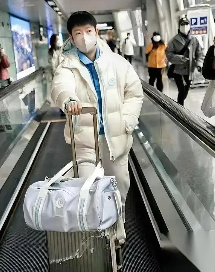 孙颖莎的“孤独”，你真的懂吗？巴奥那会多鲜活啊——小丫头扎着马尾满场跑，刘国