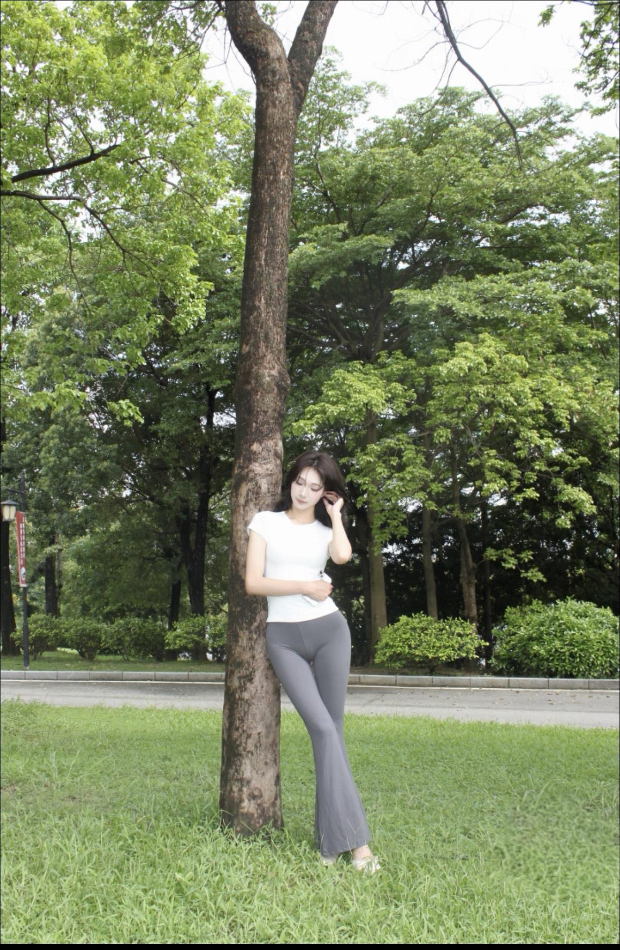 清风拂面来，轻抚发梢间