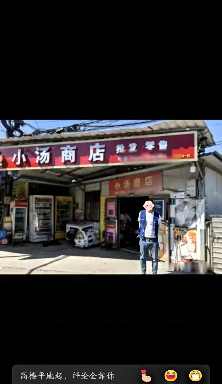 湖南一男子开着豪车来路边买烟，因懒得下车叫喊老板娘，拿两条2000多元的香烟，没