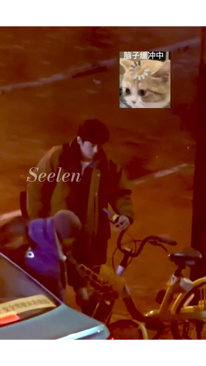 可爱憨憨的肖战！自己在那里原地站着笑，哈哈哈！有一说一，肖战小城良方这个造型好帅