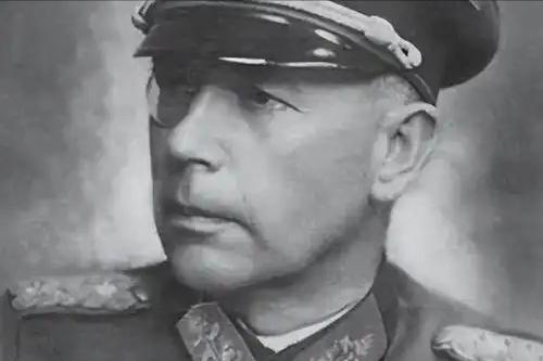 1944年，6万德军被50万苏军包围。苏军派人劝降，德国施特默尔曼上将说："军人