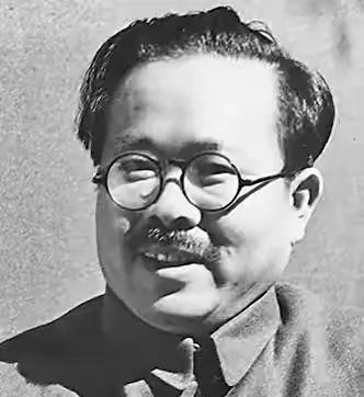 1928年3月，任弼时被捕，敌人派兵将他押往安庆。在途中，有人多人上前围观，就在