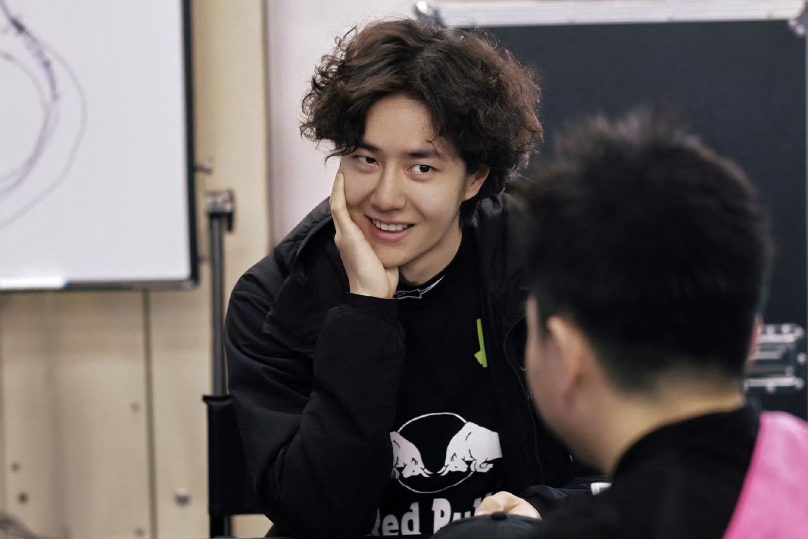 王一博赛前的两种状态王一博赛前的两种状态，一会酷一会甜，甜酷来回切换