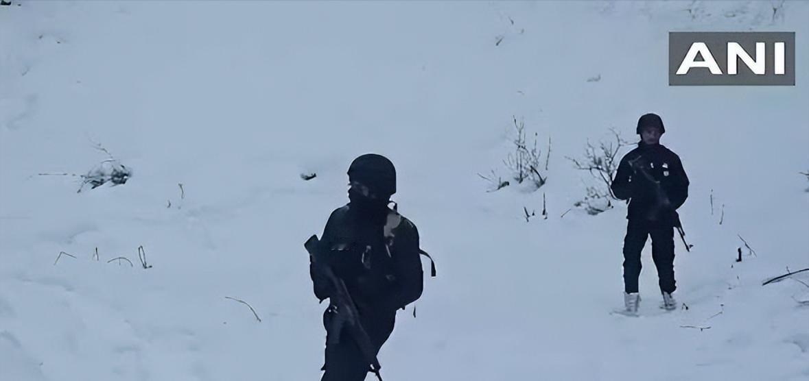 印度高层的智商，再次让人佩服！印度边境安全部队在雪山巡逻，却穿着黑色制服！巴铁狙