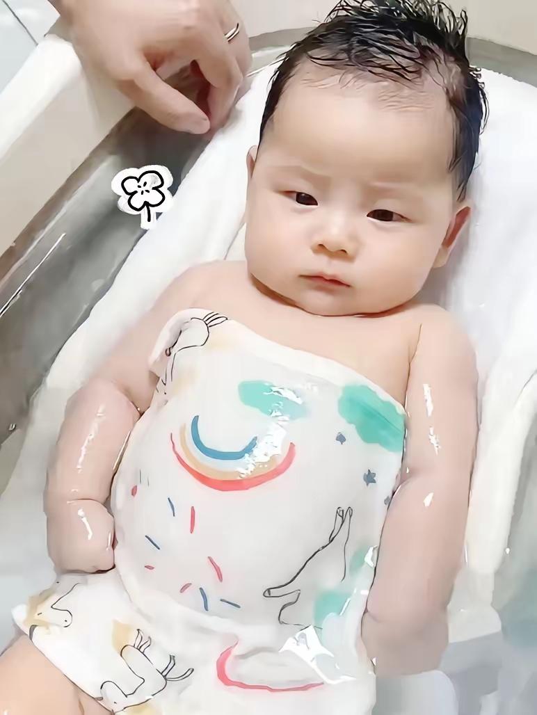 看完江苏盐城这件事，瞬间破防，眼眶止不住发烫。医院里，一名仅5个月大的宝宝