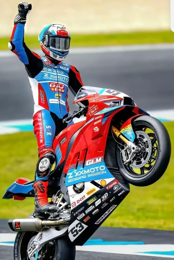 近日，张雪在采访时坦言不用中国车手就是因为“跑不快”，一点不拐弯抹角。国内