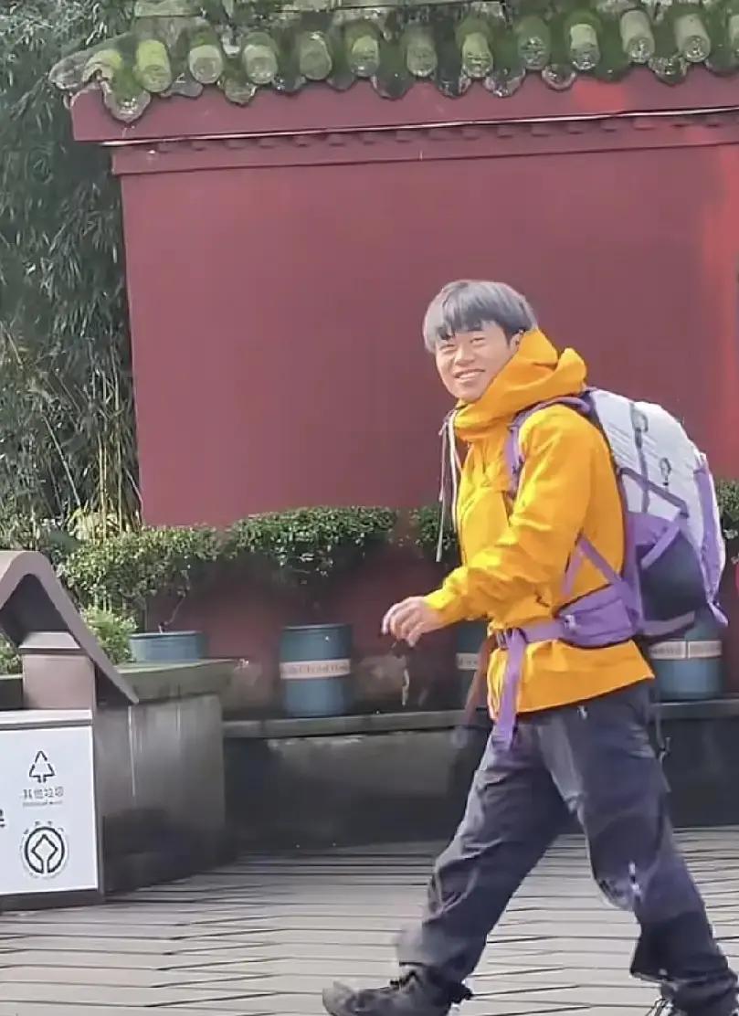 退赛48天后，他靠一条爬山视频翻身林北没开直播，只背个包往峨眉山走。路人随