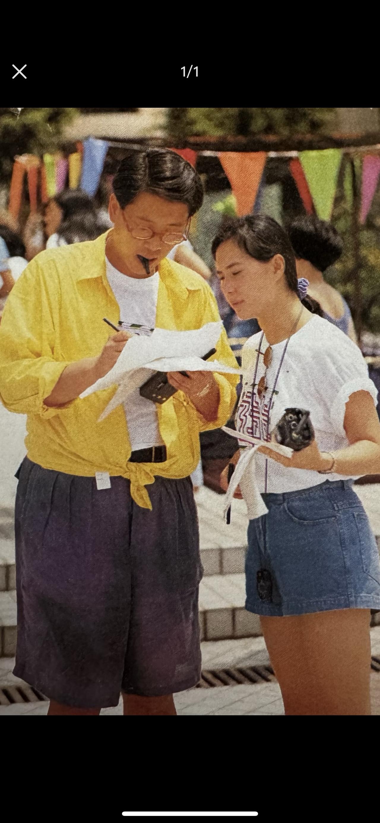 1991年，何超琼和许晋亨一同出席某爱心慈善比赛。照片中的两人看上去十分登对