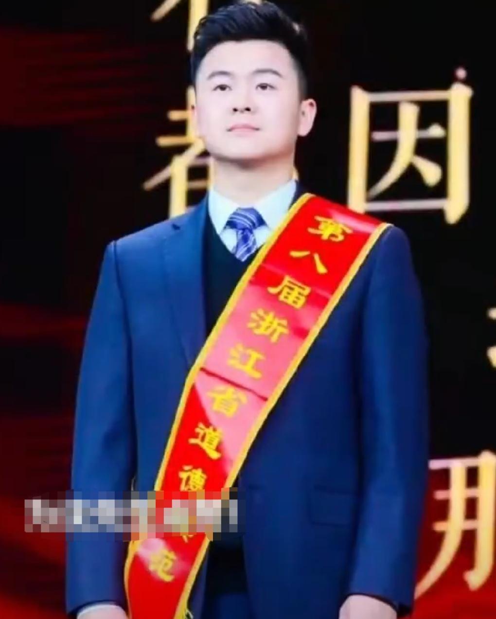 温州海边发生惊险一幕，一名女孩意外落海，眼看就要被海浪卷走，岸边围观群众急得手足