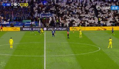 C罗在打进罢赛回归后的首球，他做标志性的庆祝动作都是一个不稳，坐到地上了，可以看