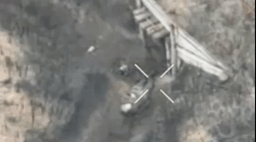 好奇害死猫。1名俄军士兵发现身边刚落下的乌军无人机并未发生爆炸，好奇地拿起来一探