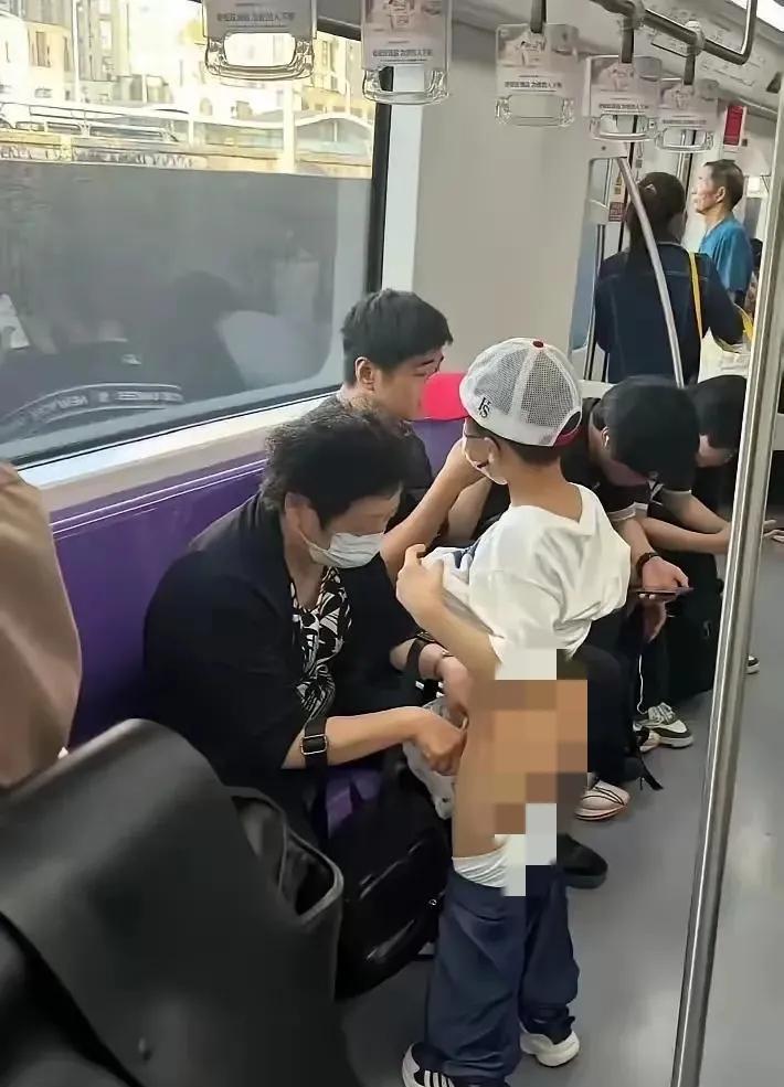 如果这也叫没素质，那么请问，什么才叫有素质？近日，上海地铁内，一位奶奶带着孙子