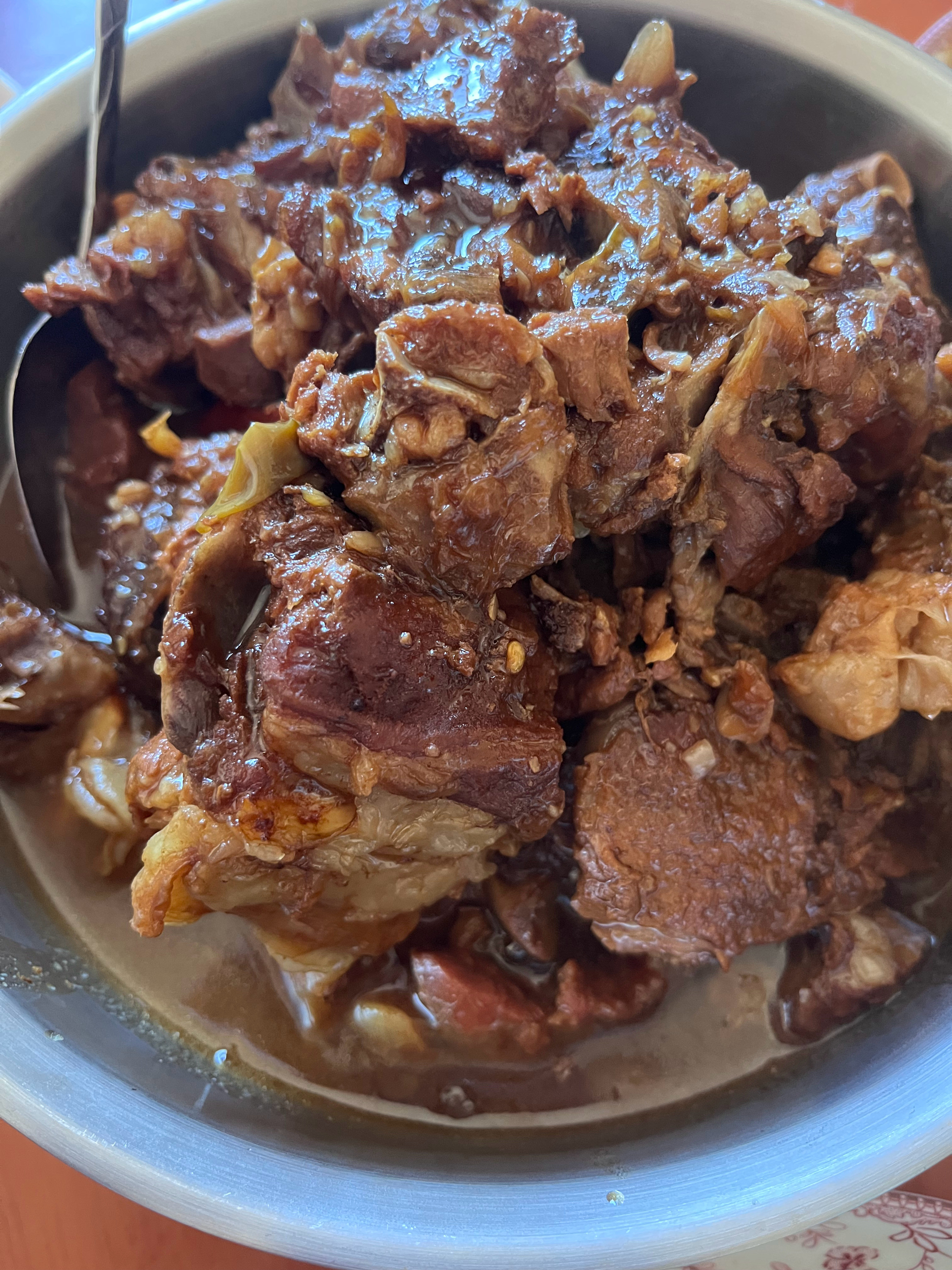 太哇塞了老爸炖的羊蝎子简直了，今天中午主攻它～吃饱喝足带娃又回婆家了～回去写作业