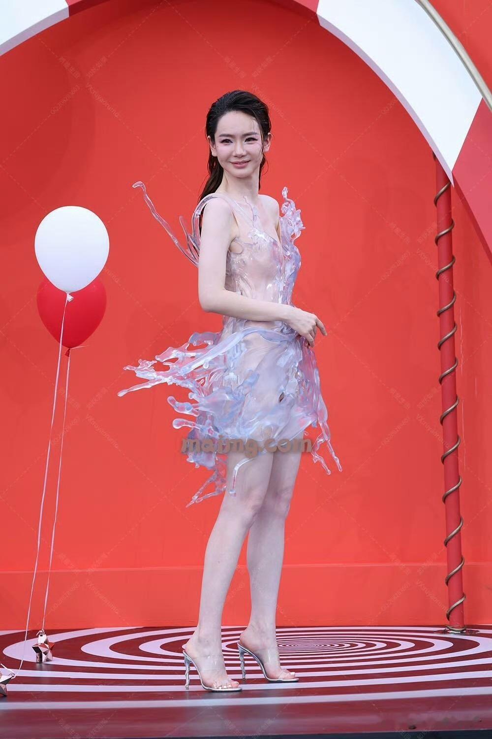 戚薇好敢穿但是说实话没有美感戚薇时尚芭莎红毯穿了一件3D打印水花裙，出场的时候都是推车推出来的，裙子