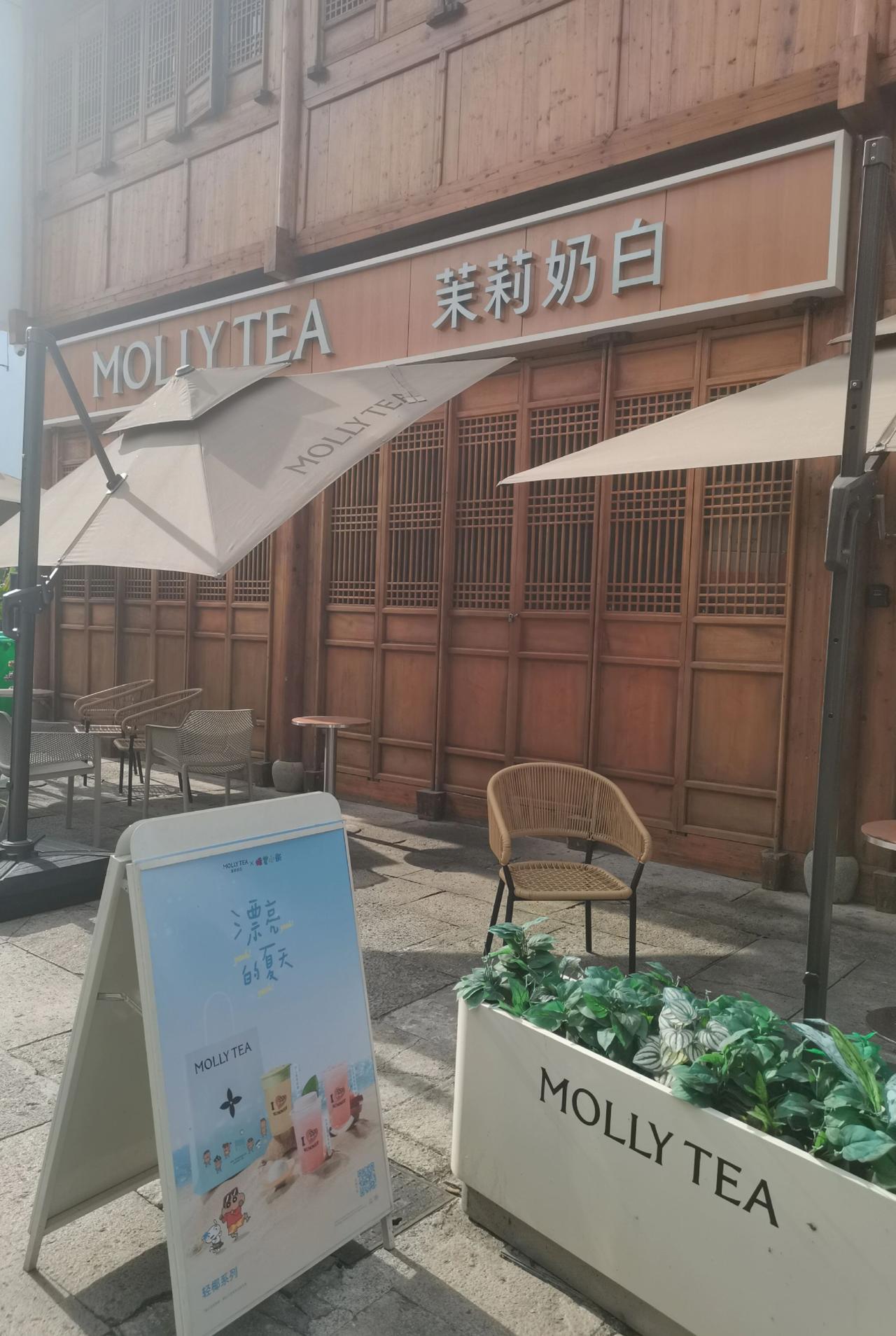 茉莉奶白必须坚持到底！当前日韩欧美网友全都站茉莉奶白，LV反倒全网翻车。四叶花